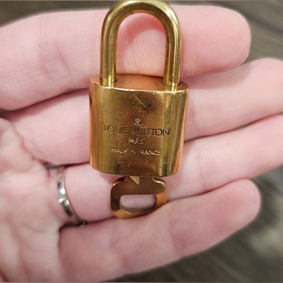 ⭐️HOST PICK⭐️ Louis Vuitton Lock & Key 🔐 - Picture 5 of 7